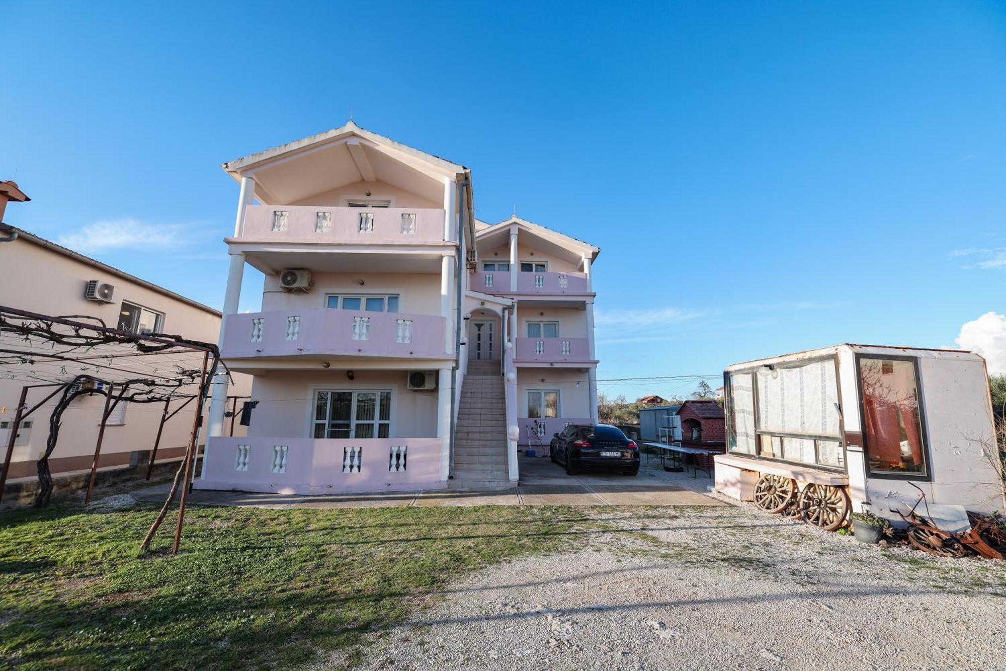 Beachfront Apartments Jermen Sukosan Ngoại thất bức ảnh